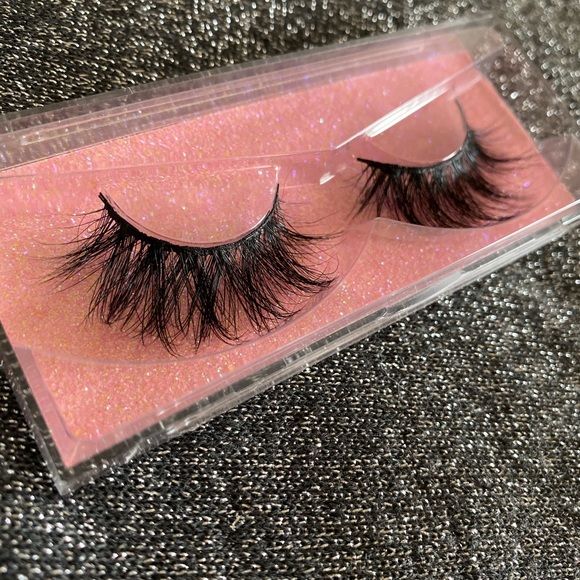 EyeLashes - Picture 2 of 3